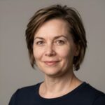 Портрет уверенного российского бизнесмена с дружелюбным взглядом на нейтральном фоне для сайта P2ib